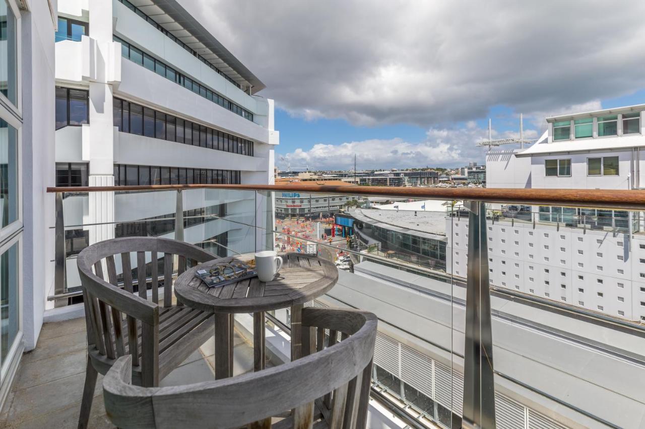 Appartement Stunning Waterfront Location With Huge Balcony! à Auckland Extérieur photo